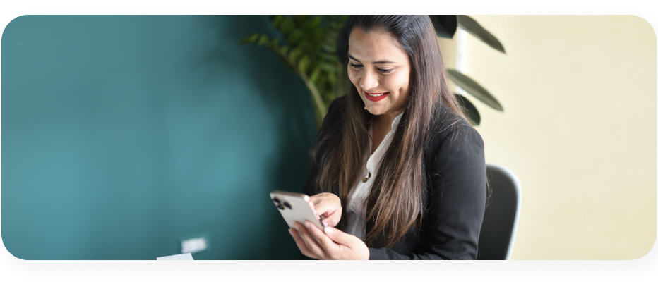 Mujer viendo un celular