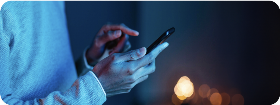 Persona sosteniendo un celular