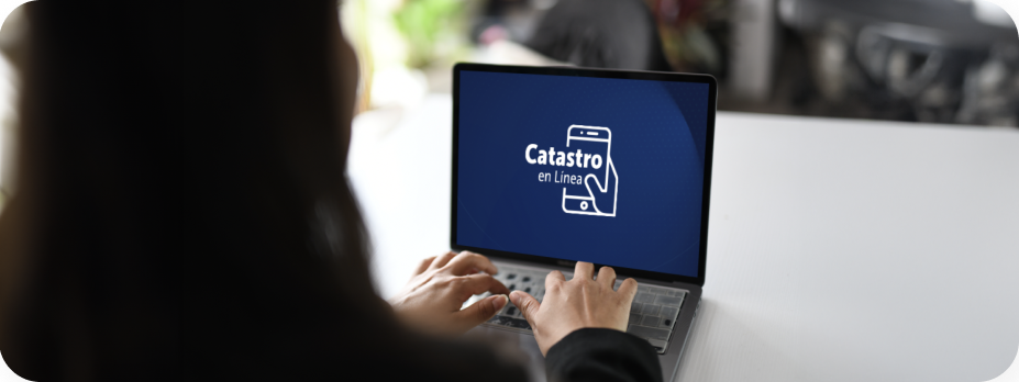 Persona escribiendo en un computador